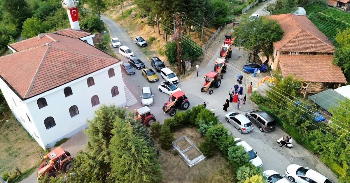 duzcede traktorlerle sunnet konvoyu yaptilar 5YLbkz6r.jpg