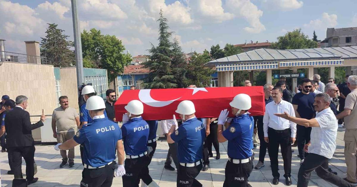 eski bitlis valisi erol karaomeroglu son yolculuguna ugurlandi OlsGbCN9.jpg