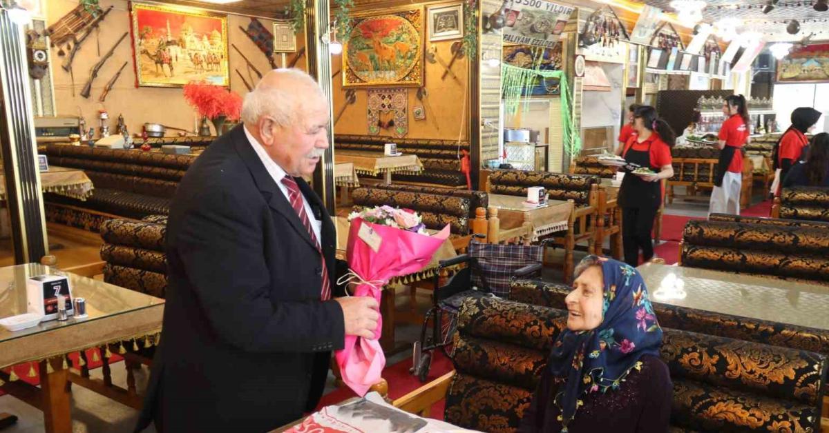 eskisehirde 54 yillik ask gozyaslariyla kutladilar hLYEZzMU.jpg