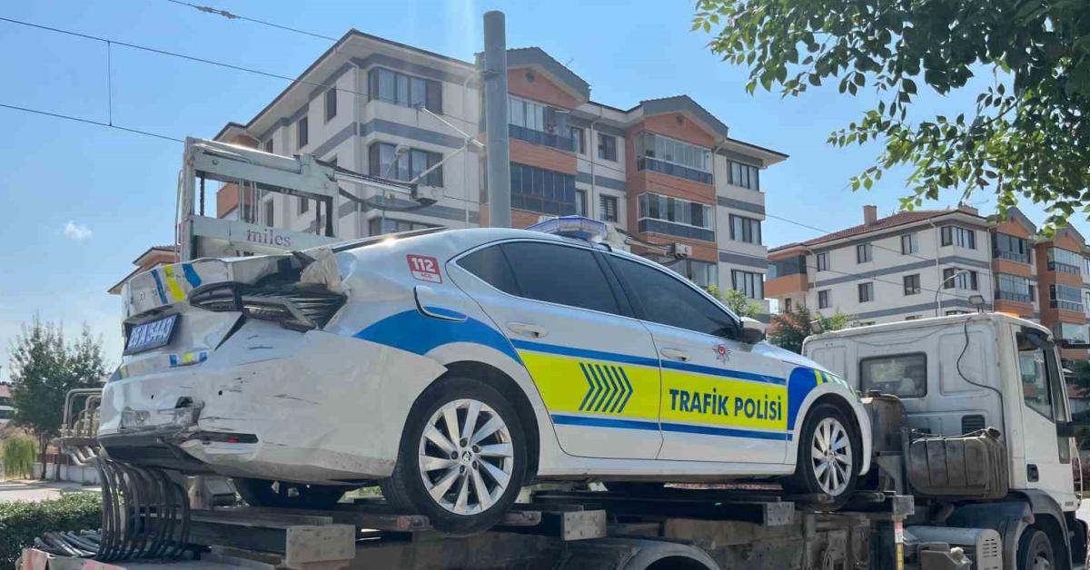 eskisehirde trafik kazasi polis aracina carpti wm2iQWBM.jpg