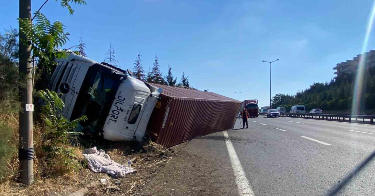 izmitte otoyol uzerinde tir devrildi hQqlGC9y.jpg