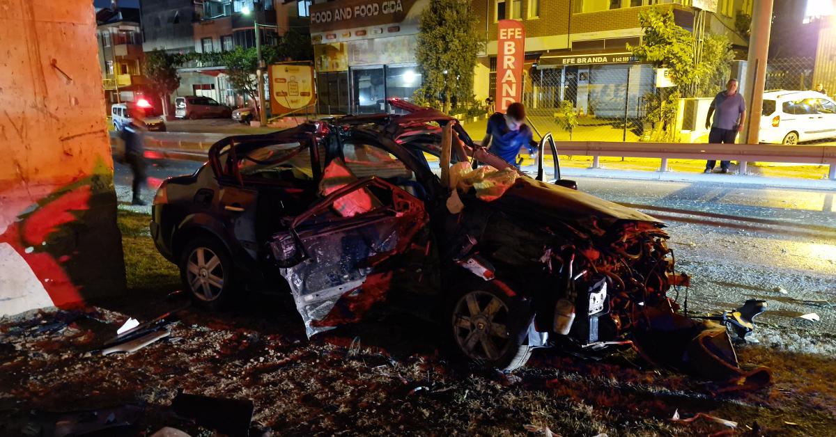izmitte trafik kazasi koprunun ayagina carpti dMz1xTtz.jpg