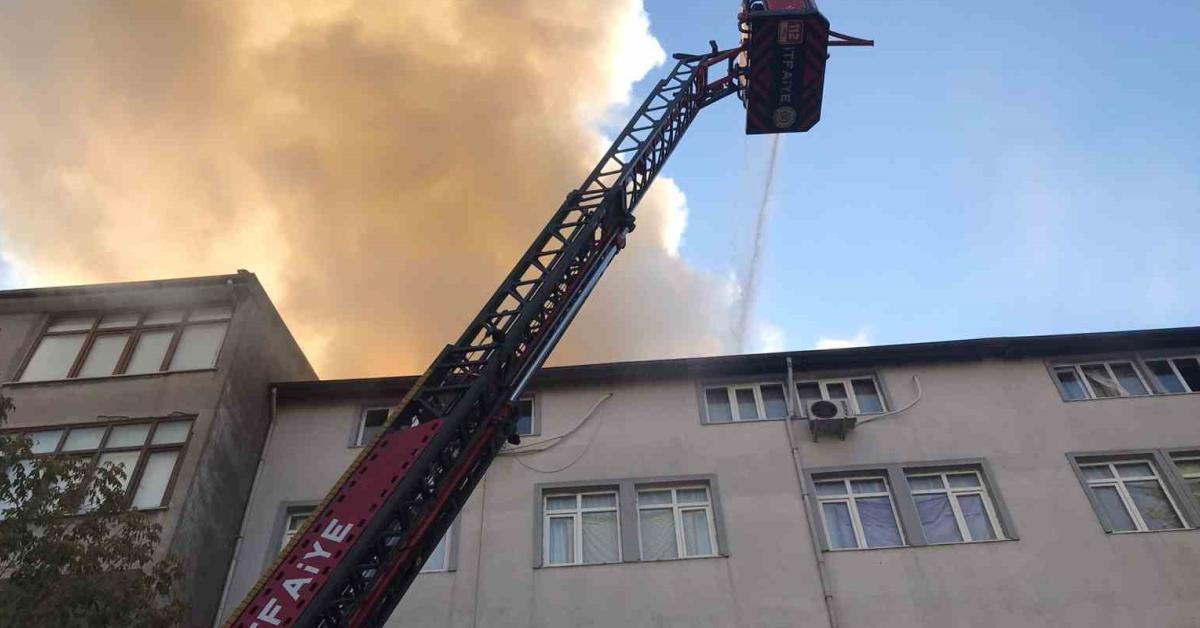 izmitte yangin iki kisi mahsur kaldi ShS1SPyY.jpg