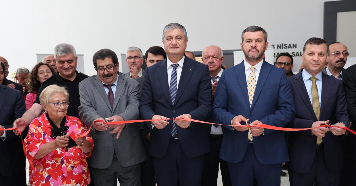 karabuk huzurevinde hayata dokunan renkler sanat sergisi acildi 3RPKDfax.jpg