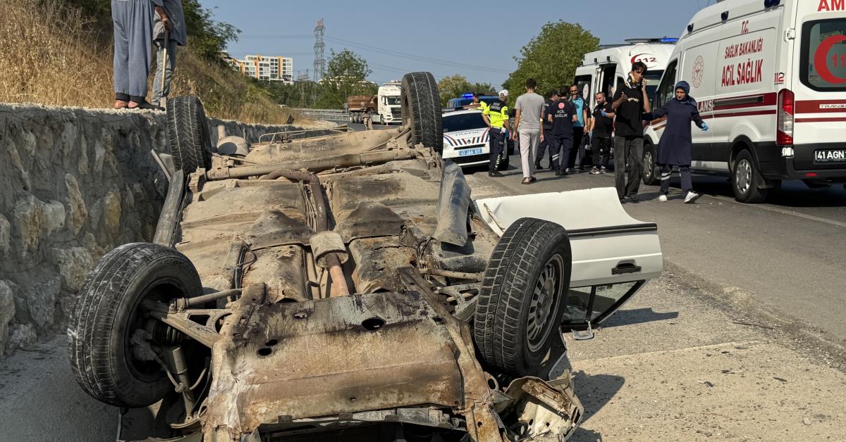 kocaeli izmitte otomobil devrildi 4 yarali gUbjkaHY.jpg