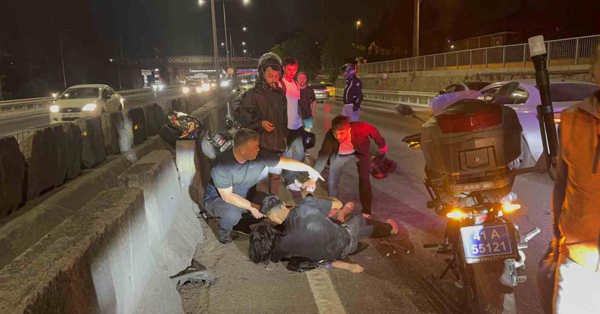 kocaelide motosiklet kazasi kasksiz surucu ve arkadasi yaralandi HGJEu41B.jpg