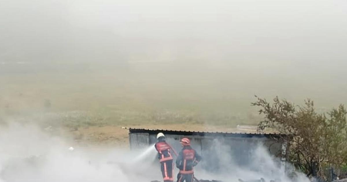 sakarya akyazida yangin felaketi iki ev ve bir ahir kule dondu bXTnfvnk.jpg