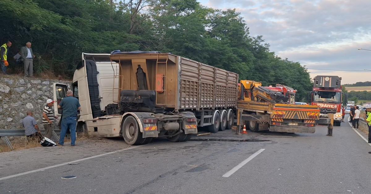 samsunda tir ve traktor carpismasi iki yarali vNsqqHtQ.jpg