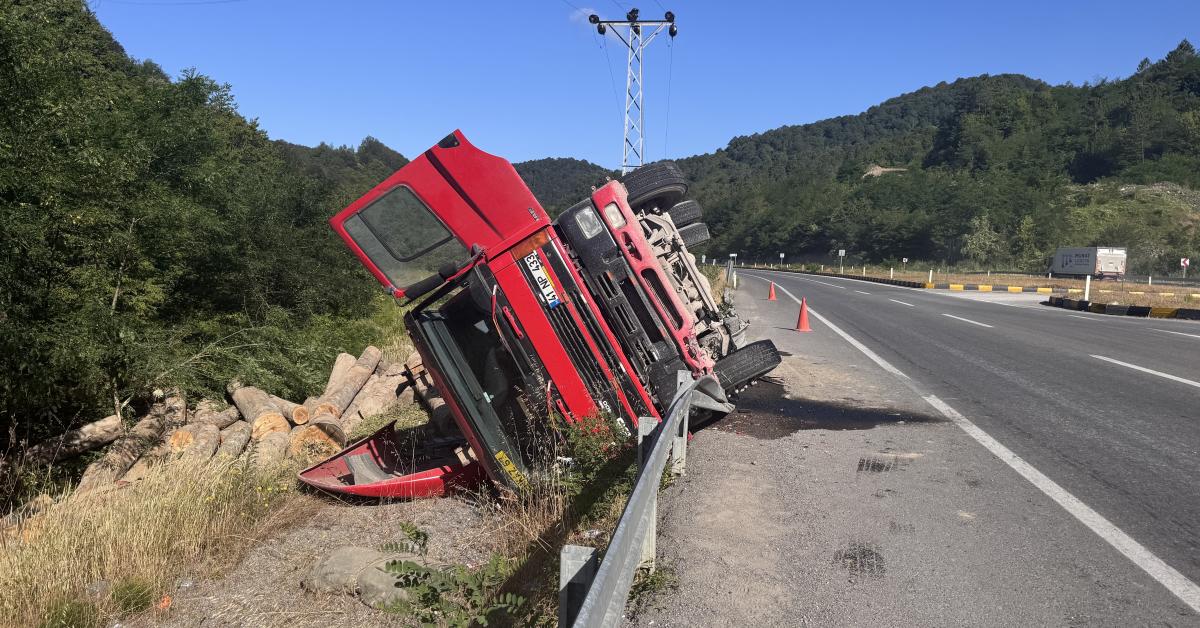 zonguldak ankara yolunda tomruk yuklu tir devrildi PXlDM5pD.jpg