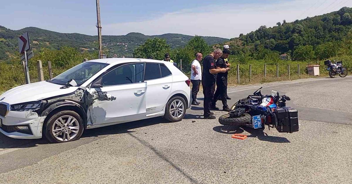 zonguldakta jandarma motosikleti ile otomobil carpisti VJYHCfkk.jpg