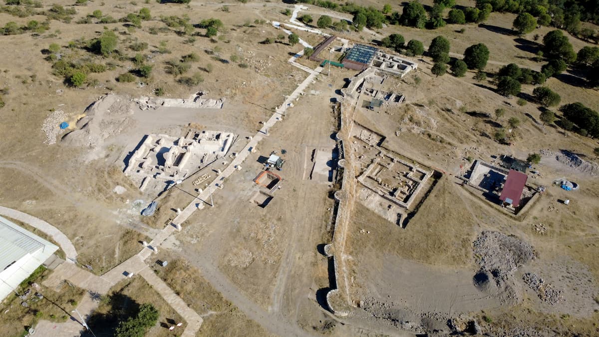 AA 20250828 38950466 38950455 KARABUKTEKI ANTIK KENT ULUSLARARASI SANAT TERAPISI CALISTAYINA EV SAHIPLIGI YAPIYOR (1)