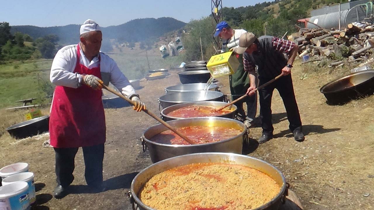 Bolu’da Dev Kazanlarda Etli Pilav Hazırlandı Halk Bayram Coşkusunu Yaşadı