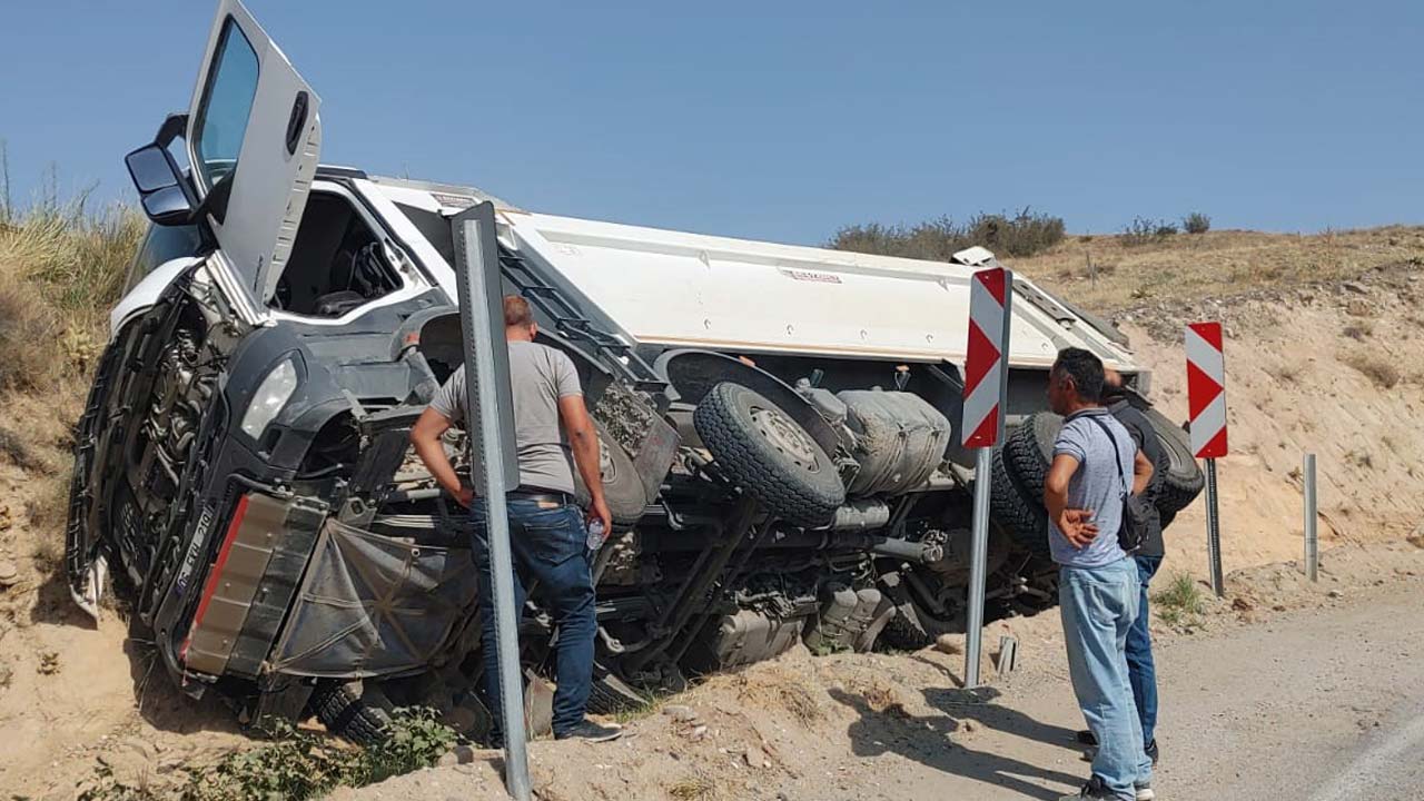 Kontrolden Çıkan Kamyon Rampada Devrildi