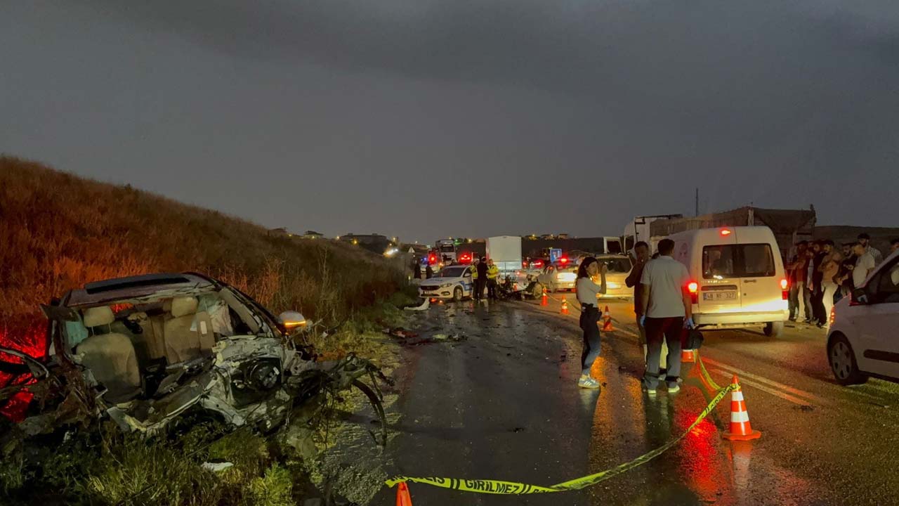 Korkunç Trafik Kazası Otomobil ile Tır Çarpıştı