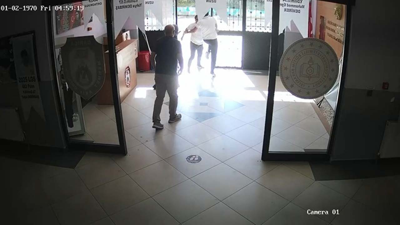 Okulda Dehşet Veli İdarecilere Bıçak Çekti