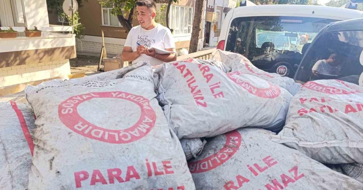ankara beypazarinda komur dagitimlari basladi Ri7AndNR.jpg