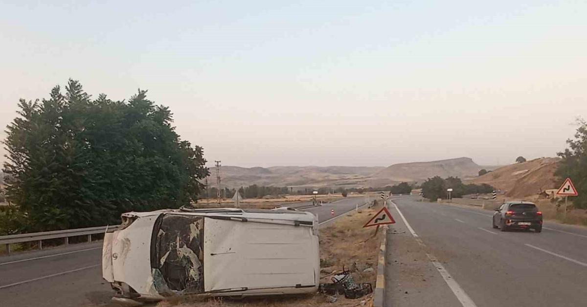 ankara beypazarinda lastigi patlayan arac takla atti nL2gSPWg.jpg