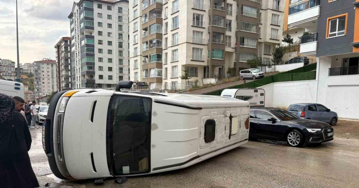 ankara mamakta minibus devrildi apUJTukh.jpg