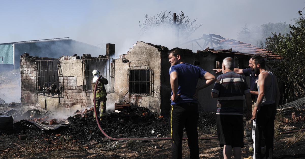 ankara yenimahallede otluk yangini gecekonduya sicradi fJnDM4SJ.jpg