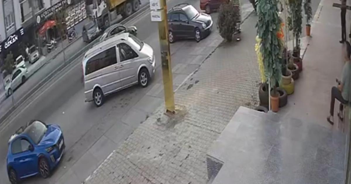 ankarada hafriyat kamyonu otomobili 500 metre surukledi 7ESVwAOG.jpg