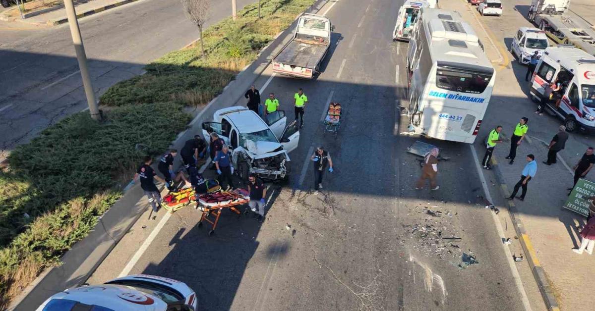 ankarada otomobilin otobuse carpmasi sonucu iki kisi yaralandi VP5rkApZ.jpg