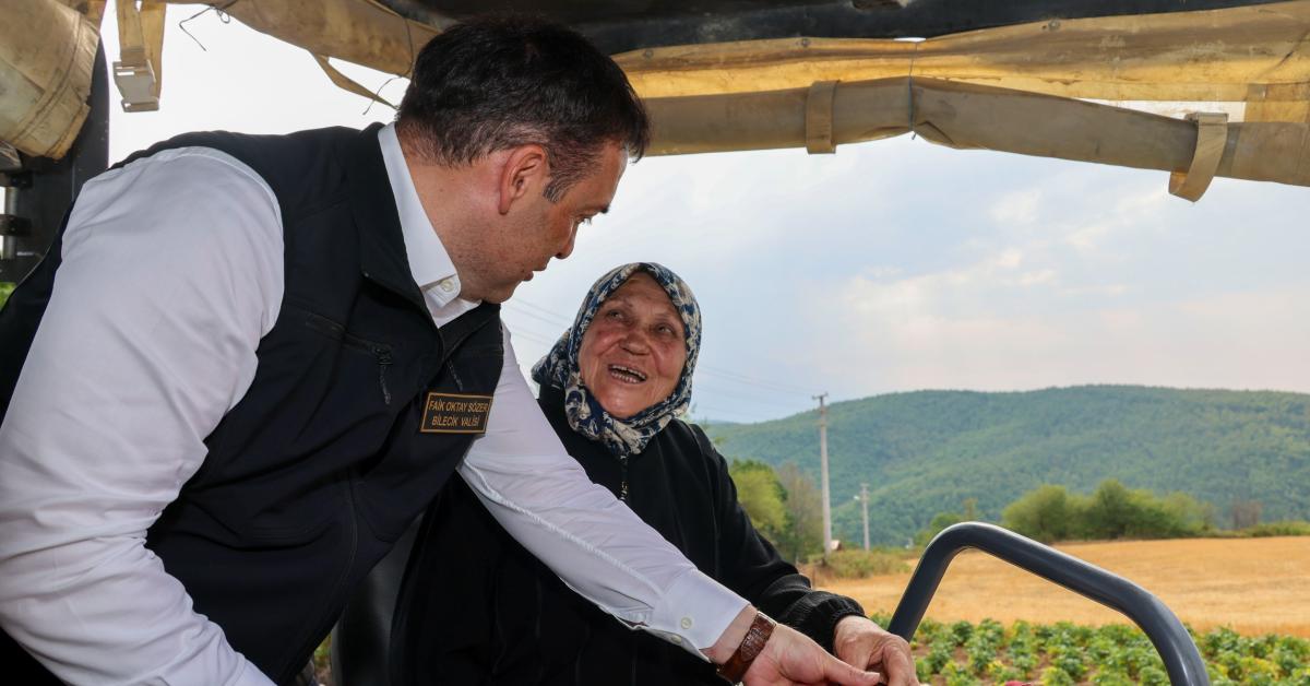 bilecik valisi sozer asfalt calismalarini yerinde inceledi GUrd3qQs.jpg