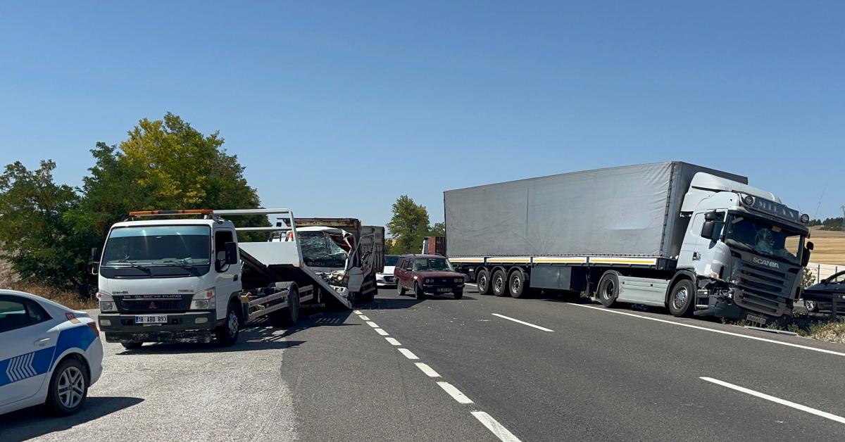 cankiri cerkeste zincirleme trafik kazasi 1 yarali exEjPTm1.jpg