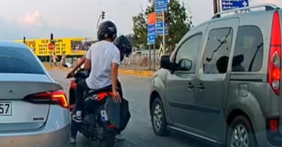 duzcede arkadasina plakasini kapattirip kirmizi isikta gecti JSgLTPKi.jpg