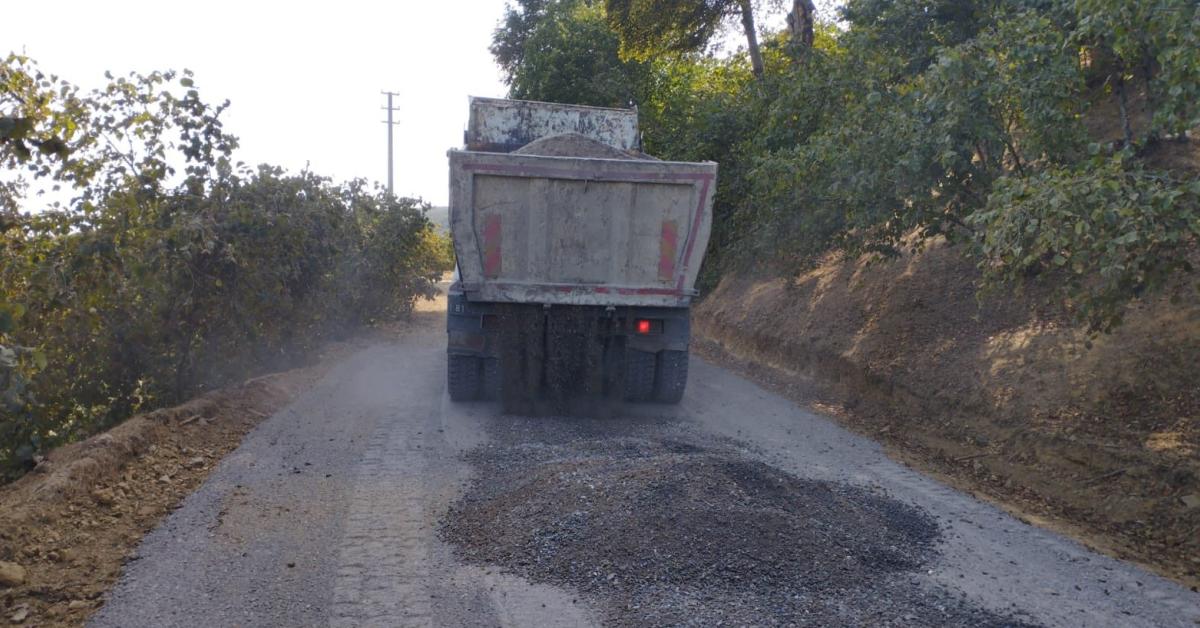 duzcede koy yollarinda asfaltlama ve sathi kaplama devam ediyor jmb9i2e7.jpg