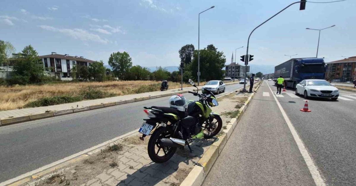 duzcede motosiklet kazasi iki surucu yaralandi MYWHnRyC.jpg