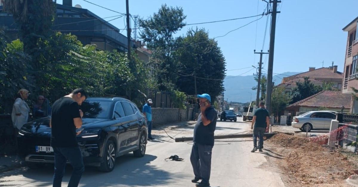 duzcede telefon diregi hareket halindeki aracin uzerine devrildi 5uZQsF5G.jpg