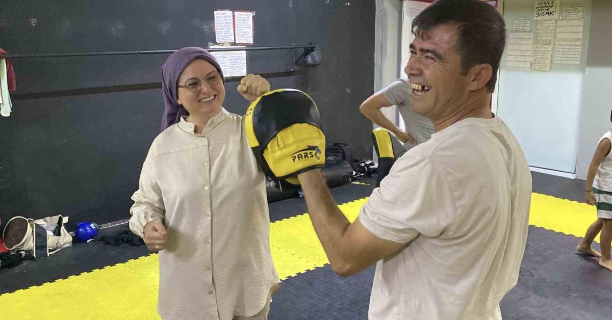 eskisehirde aileler cocuklariyla kick boks yapti lbKP6d8w.jpg