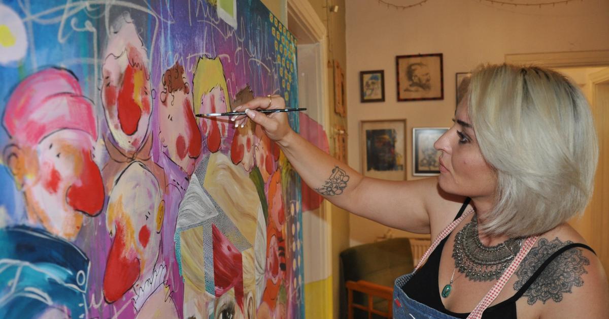 eskisehirli ressam depremzedelerin kitap sayfalariyla sanat eseri ortaya cikardi gG1nAtJQ.jpg
