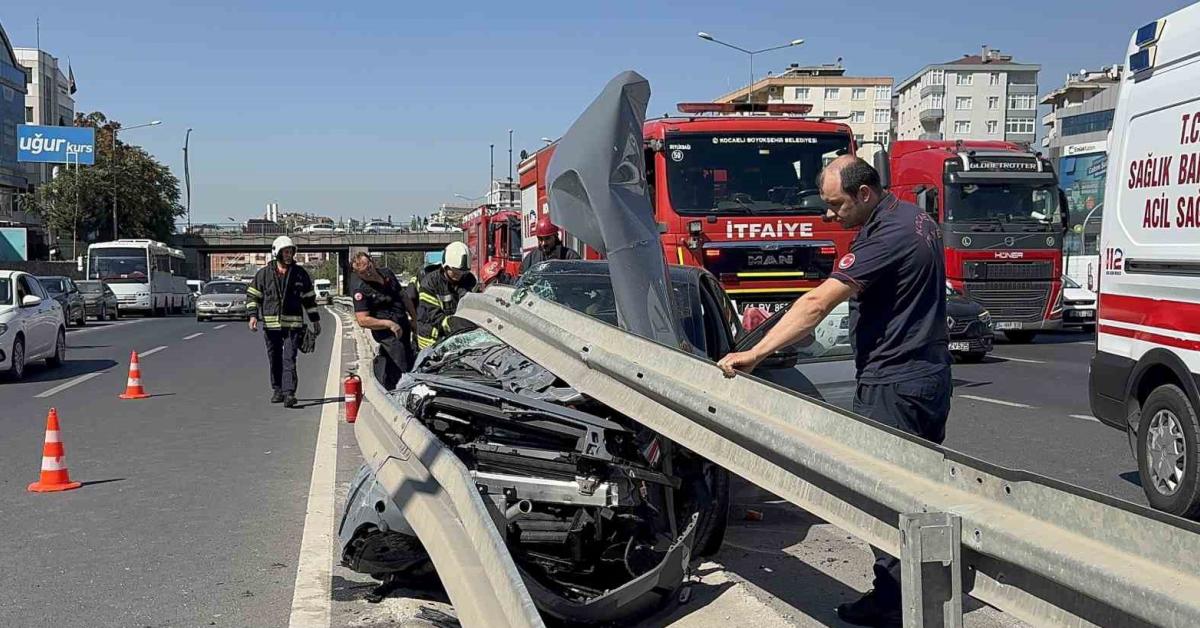 gebzede feci kaza kamyona carpan otomobil bariyerin altina girdi j5E7hVjU.jpg