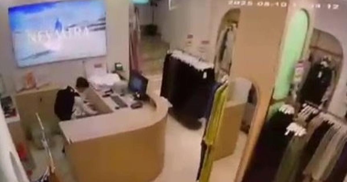 gebzede giyim magazasinda yapilan hirsizlik kameraya yansidi mp9UJ34O.jpg