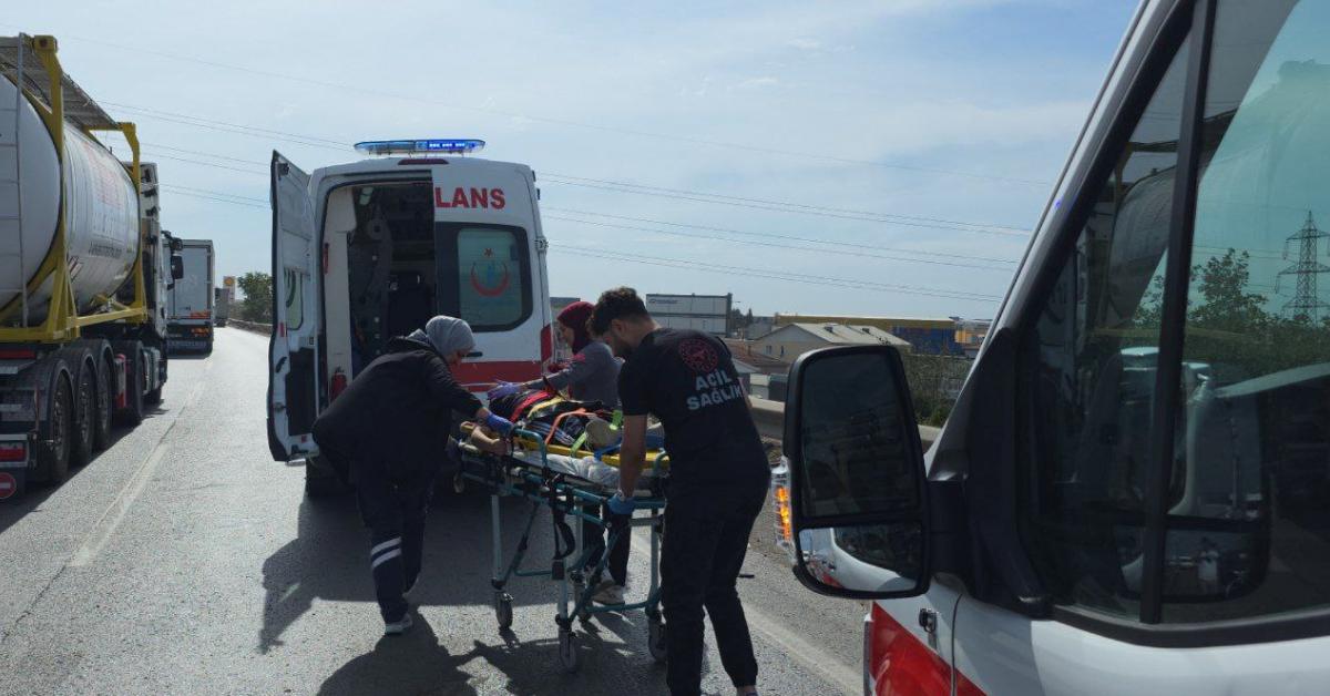 gebzede otomobil bariyere carpti 4 yarali xyYBgwq3.jpg