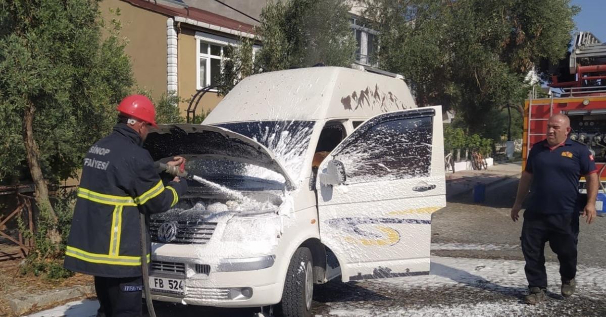 gerzede park halindeki minibuste yangin cikti jGR8Ey6Y.jpg