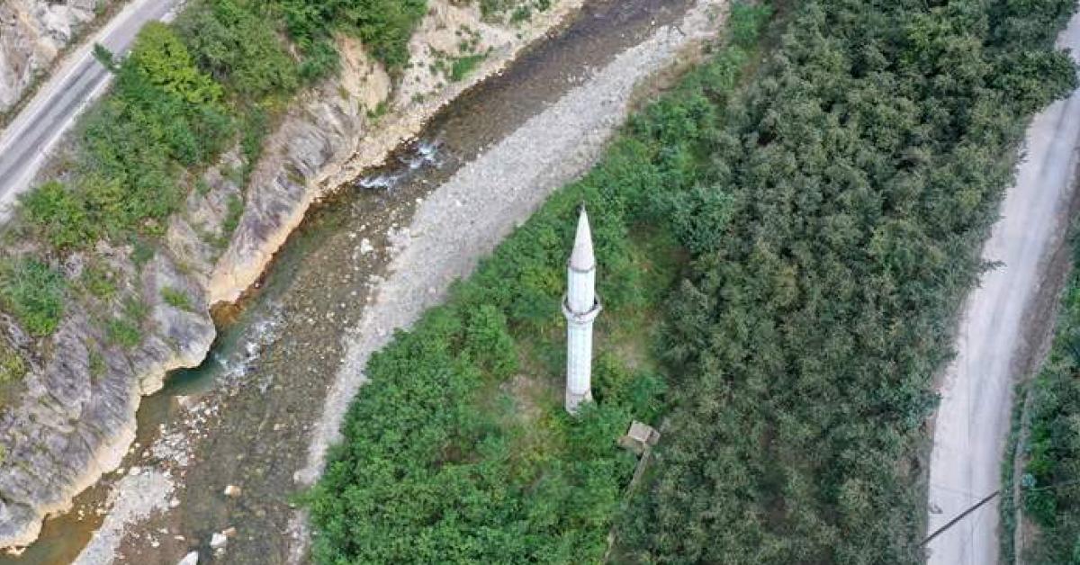 giresunda selin ardindan ayakta kalan minare dikkat cekiyor FxBRsU5m.jpg