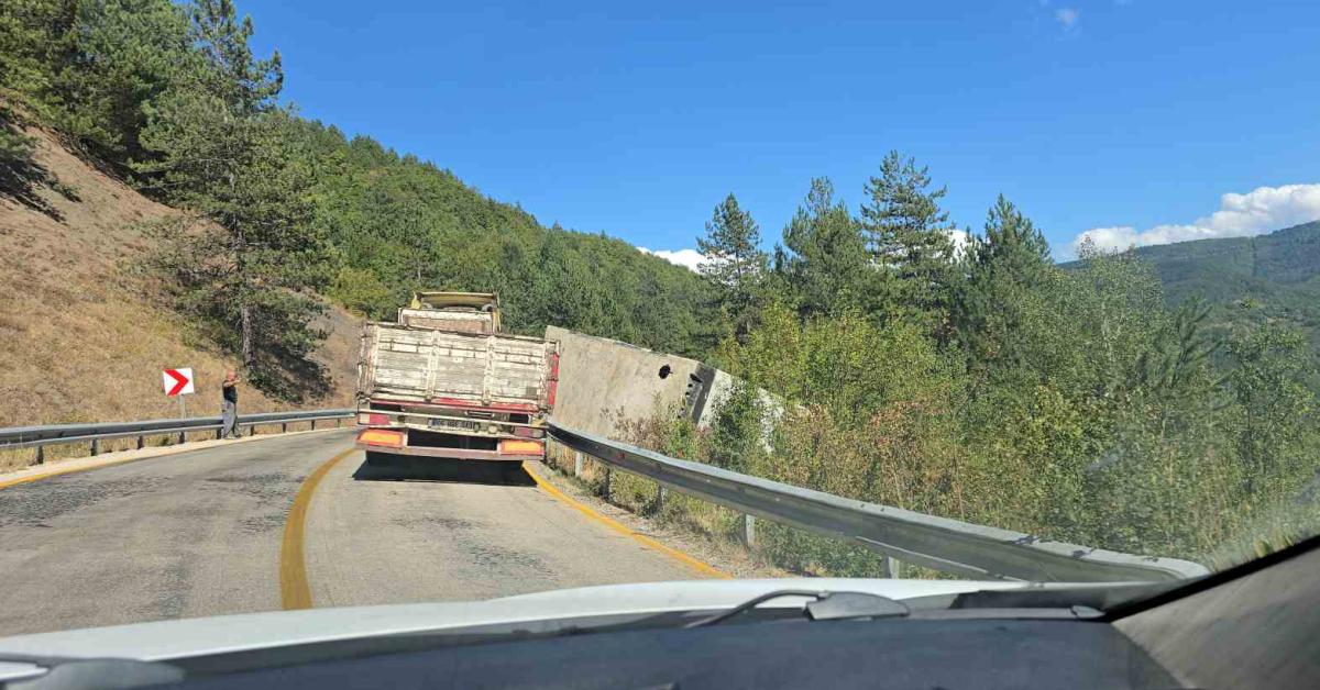 karabuk bartin yolunda beton blok dustu trafik durma noktasina geldi Y9gdq8ks.jpg