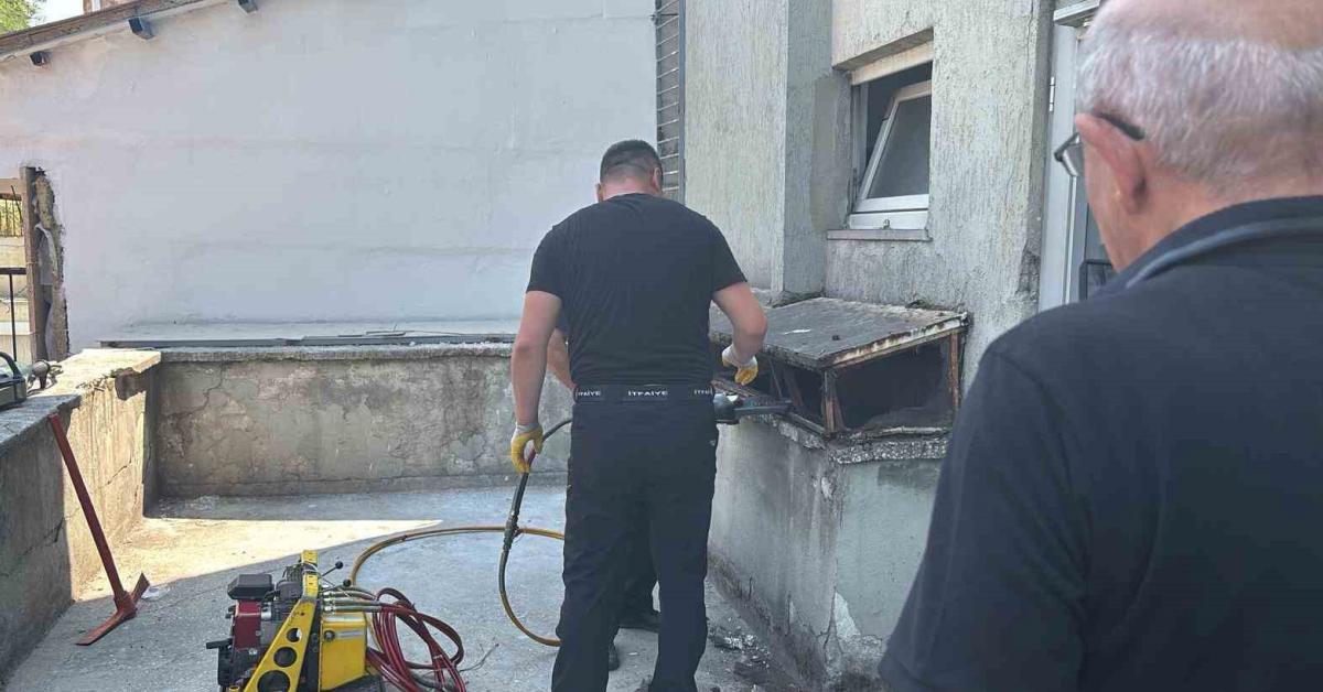 karabukte havalandirma bosluguna dusen kedi kurtarildi ZkDIxnp9.jpg