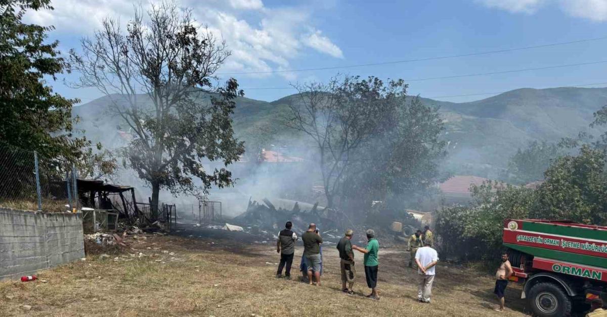 kastamonu catalzeyinde ev ve ambar yandi u5quCfqh.jpg