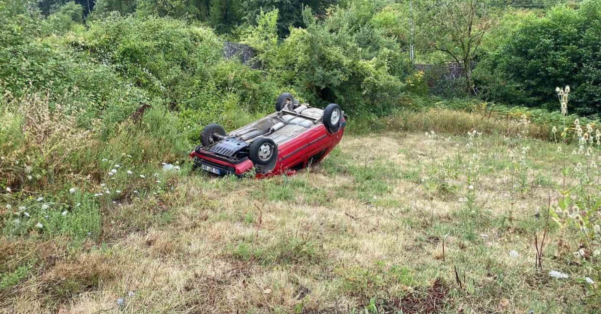 kocaeli basiskelede trafik kazasi otomobil bahceye dustu GwjvtYrV.jpg