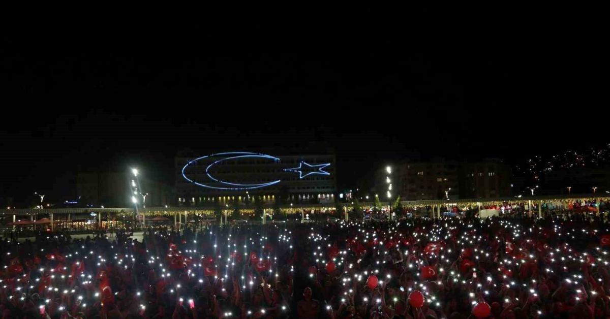 kocaeli izmitte 30 agustos coskusu fettah can sahne aldi LkJHrzgn.jpg