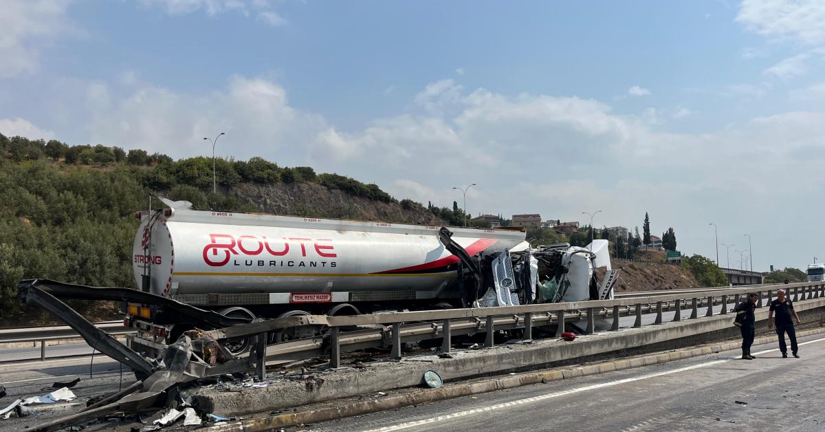 kocaelide tanker bariyerlere carpti yarali var xlJBtyKQ.jpg