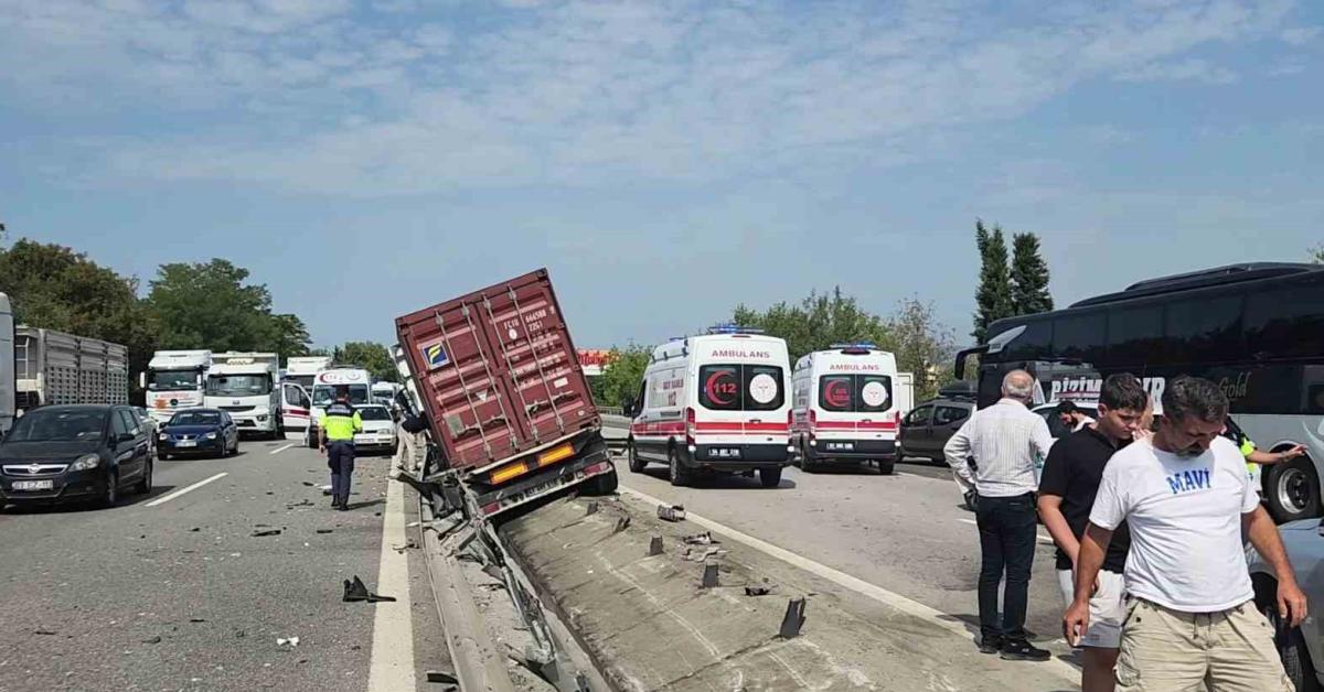 sakaryada kaza tir bariyerleri bicti kamyonet carpti WfB9qKdC.jpg