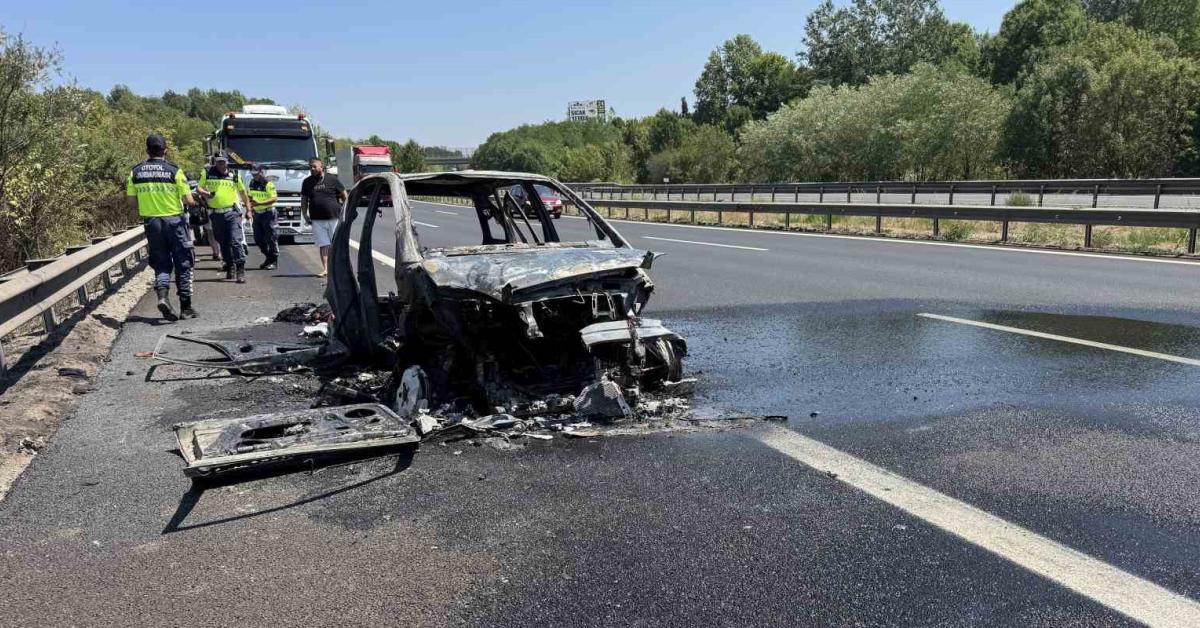 sakaryada yabanci plakali otomobil alev aldi qZl1VZze.jpg