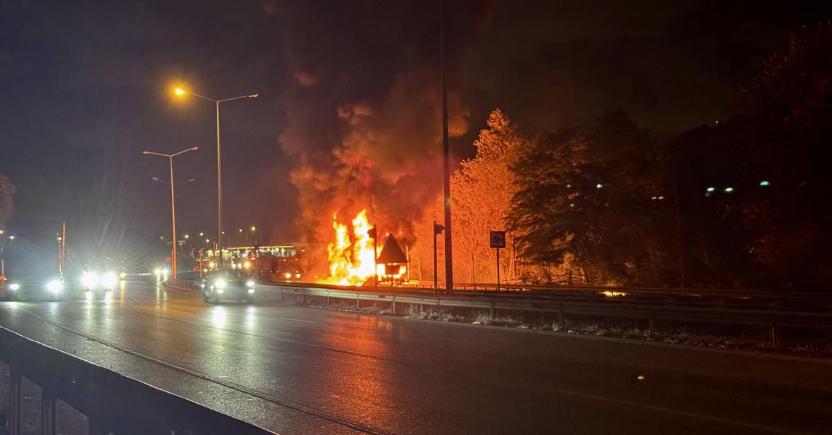 samsunda yanmaya baslayan tir 8 kilometre sonra durabildi dyEjH27w.jpg