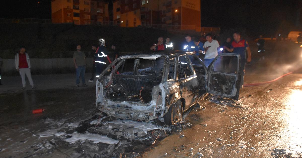 sinop boyabatta seyir halindeki otomobil yandi qkWibufI.jpg