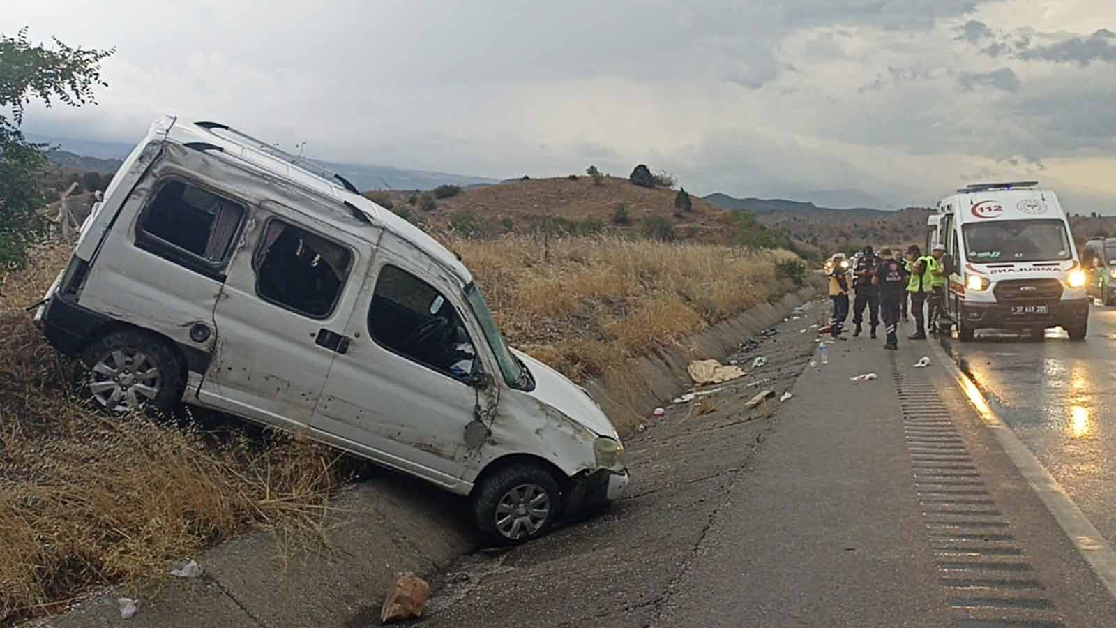 Araç Refüje Çarpıp Yan Yattı 1 Ölü 4 Yaralı