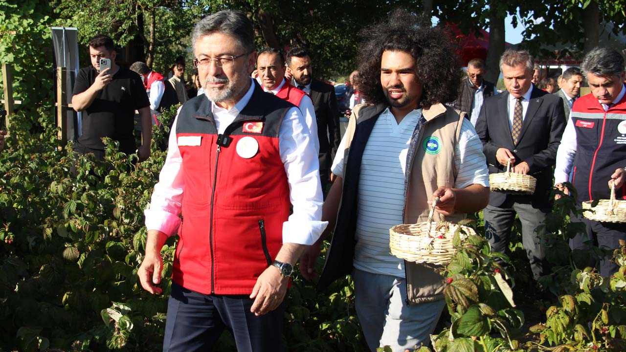 Bakan Bolu’da Tarlaya Girdi33